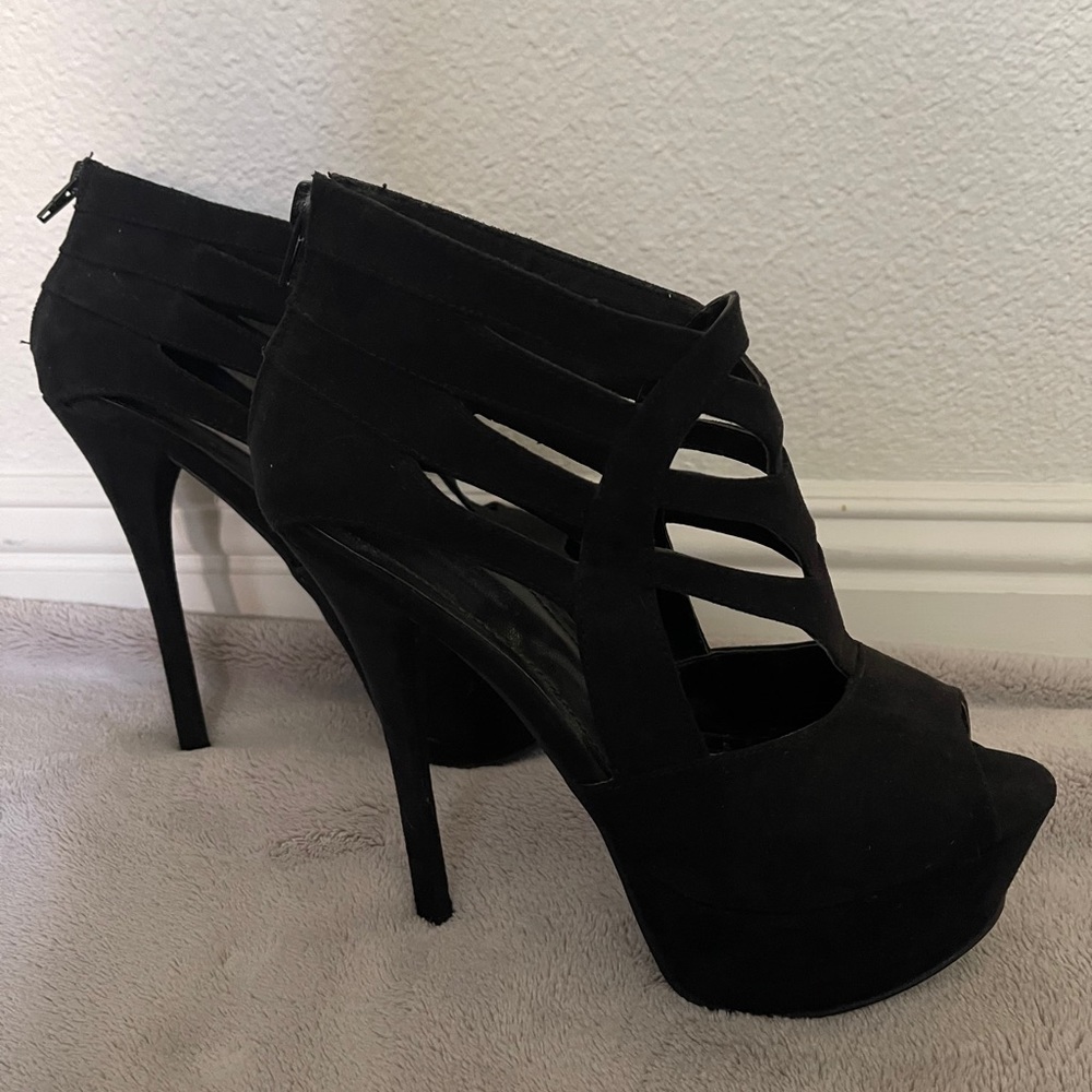 Black Pumps